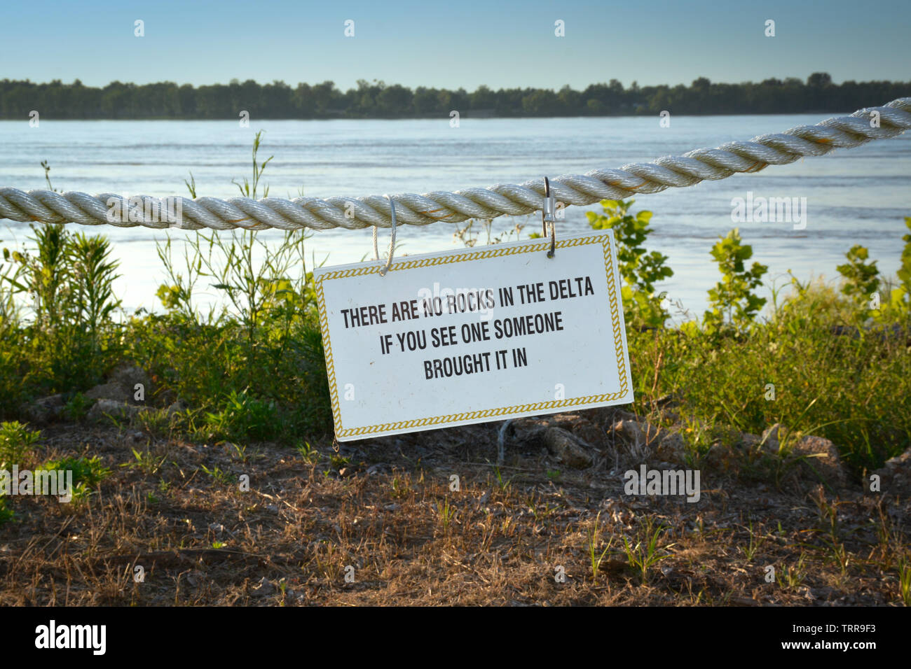 Lungo il che scorre veloce sul Fiume Mississippi, un segno si blocca con il fiume di fatti e informazioni per i visitatori per i turisti in Greenville, MS, STATI UNITI D'AMERICA Foto Stock