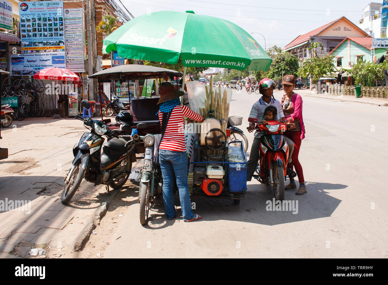 Siem Reapl, Cambogia - 30 Aprile 2013: Donna vendita di gelati nel famoso pub street nel centro di Siem Reap. Foto Stock