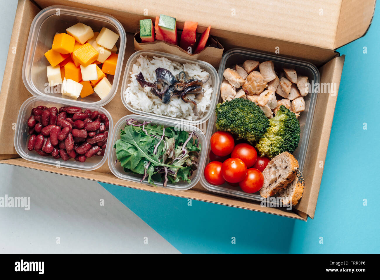 Cibo sano nella scatola di pranzo, la minima nozione di mangiare al posto di lavoro. Nutrizione bilanciata basata su macro-nutrienti, idrati di proteine e di grassi. Home food f Foto Stock