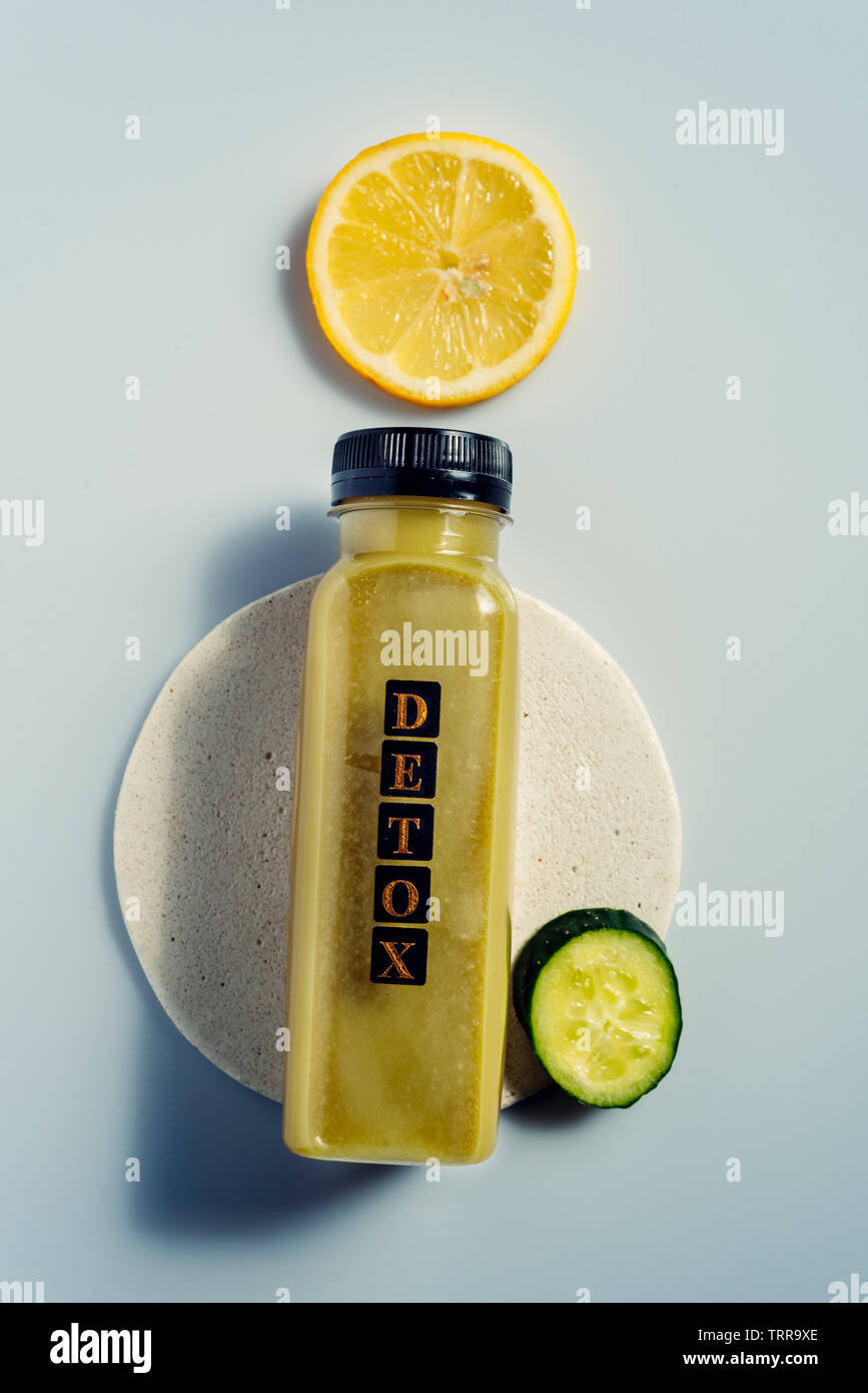 Detox cleanse drink concetto, verde frullato vegetale ingredienti. Naturale e biologico succo sano in bottiglia per la perdita di peso la dieta o giorno di digiuno. Cucum Foto Stock