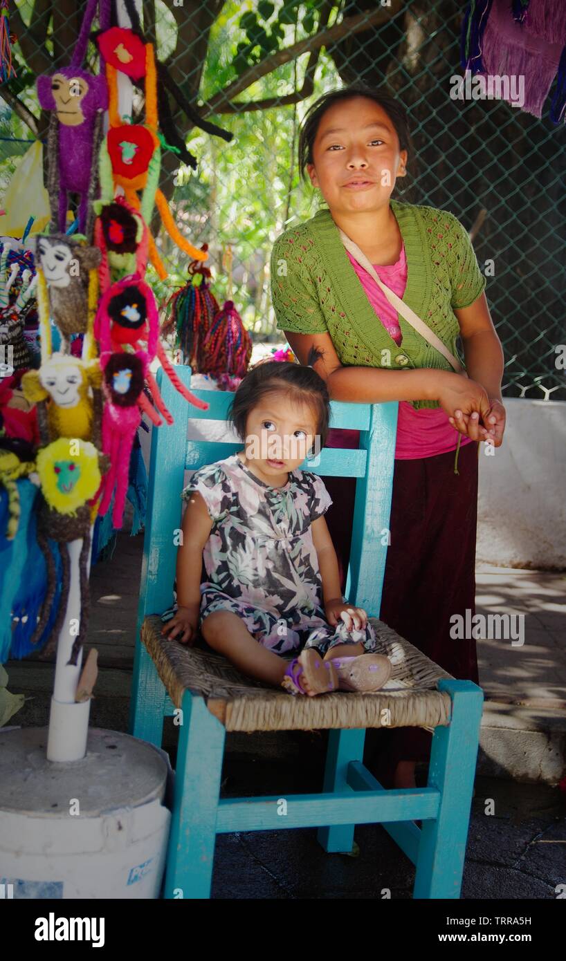 Sorelle Huichol Foto Stock