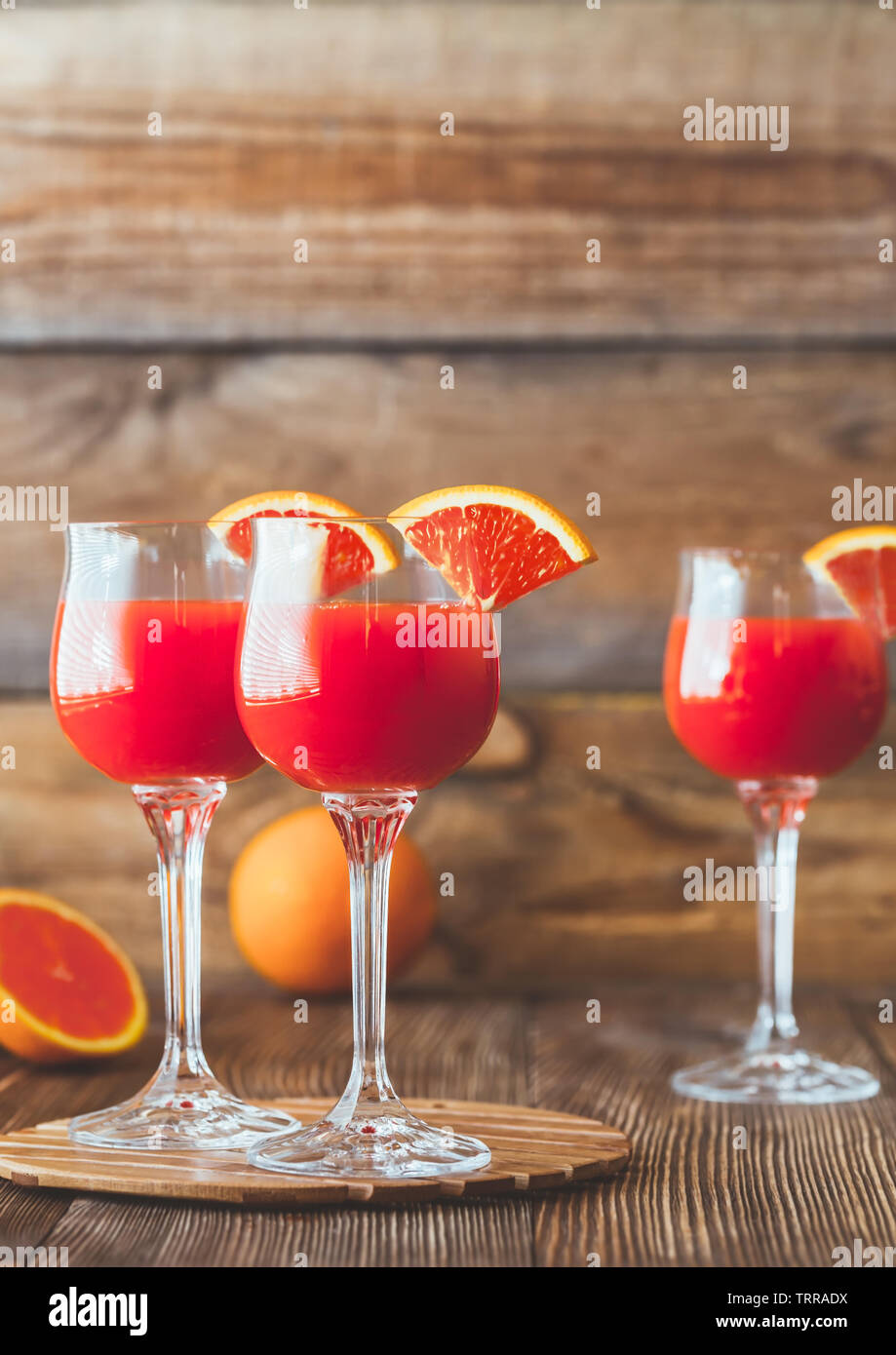Tre Bicchieri di Mimosa cocktail sullo sfondo di legno Foto Stock