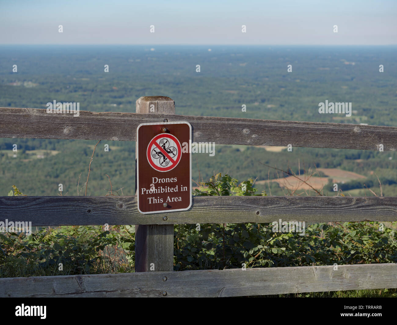 Fuchi proibito segno sulla recinzione in North Carolina State Park. Pilot Mountain State Park, NC. Regolamento Drone. Foto Stock