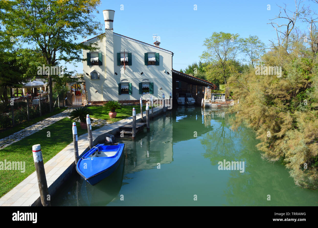 Casa sul Canale Torcello Venezia con barca. Foto Stock