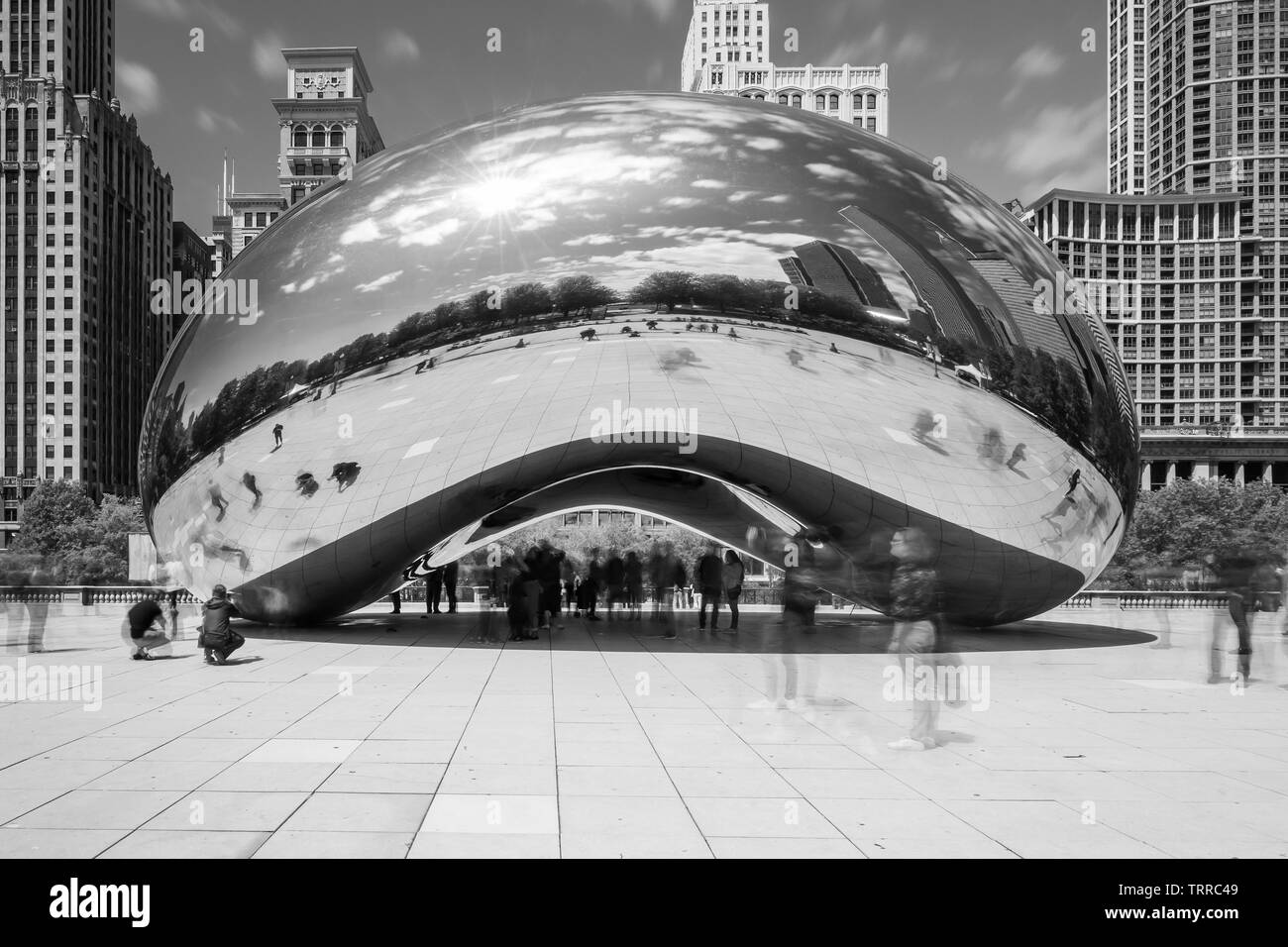 Cloud Gate, soprannominato "Fagiolo,' è situato su Michigan Avenue entro la città il Millennium Park, che offre arte, musica e teatro al pubblico. Foto Stock