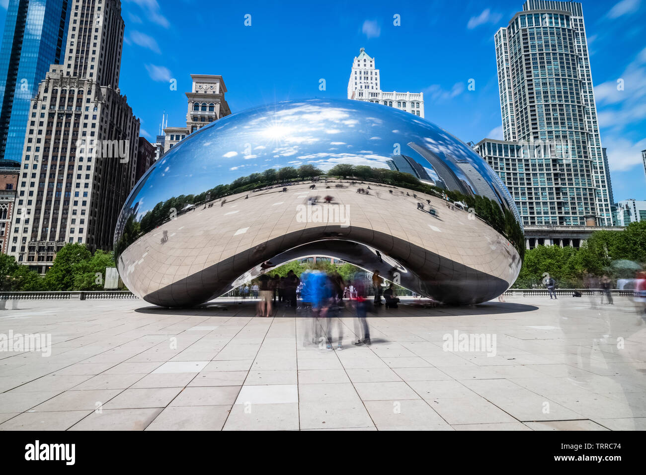 Cloud Gate, soprannominato "Fagiolo,' è situato su Michigan Avenue entro la città il Millennium Park, che offre arte, musica e teatro al pubblico. Foto Stock