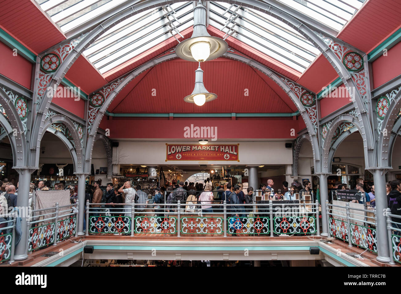 Camden Town, Inghilterra - Giugno 9, 2019: mercato inferiore Hall, Mercato coperto a Camden Lock su Giugno 9, 2019 a Londra, Regno Unito. Il mercato di Camden è una popolare occupato m Foto Stock