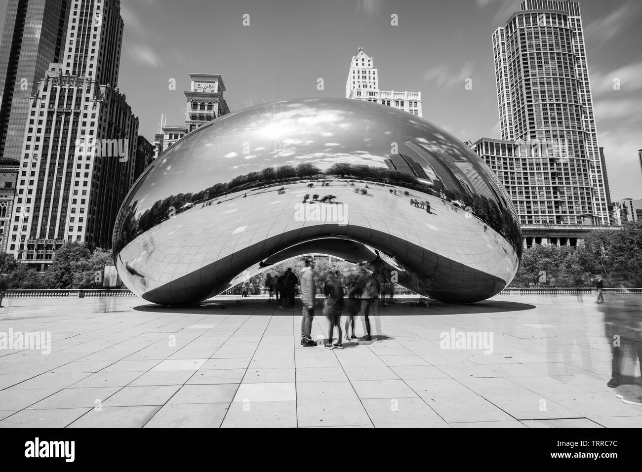 Cloud Gate, soprannominato "Fagiolo,' è situato su Michigan Avenue entro la città il Millennium Park, che offre arte, musica e teatro al pubblico. Foto Stock