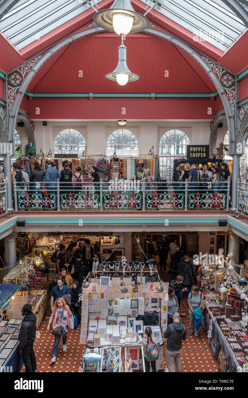 Camden Town, Inghilterra - Giugno 9, 2019: mercato inferiore Hall, Mercato coperto a Camden Lock su Giugno 9, 2019 a Londra, Regno Unito. Il mercato di Camden è una popolare occupato m Foto Stock