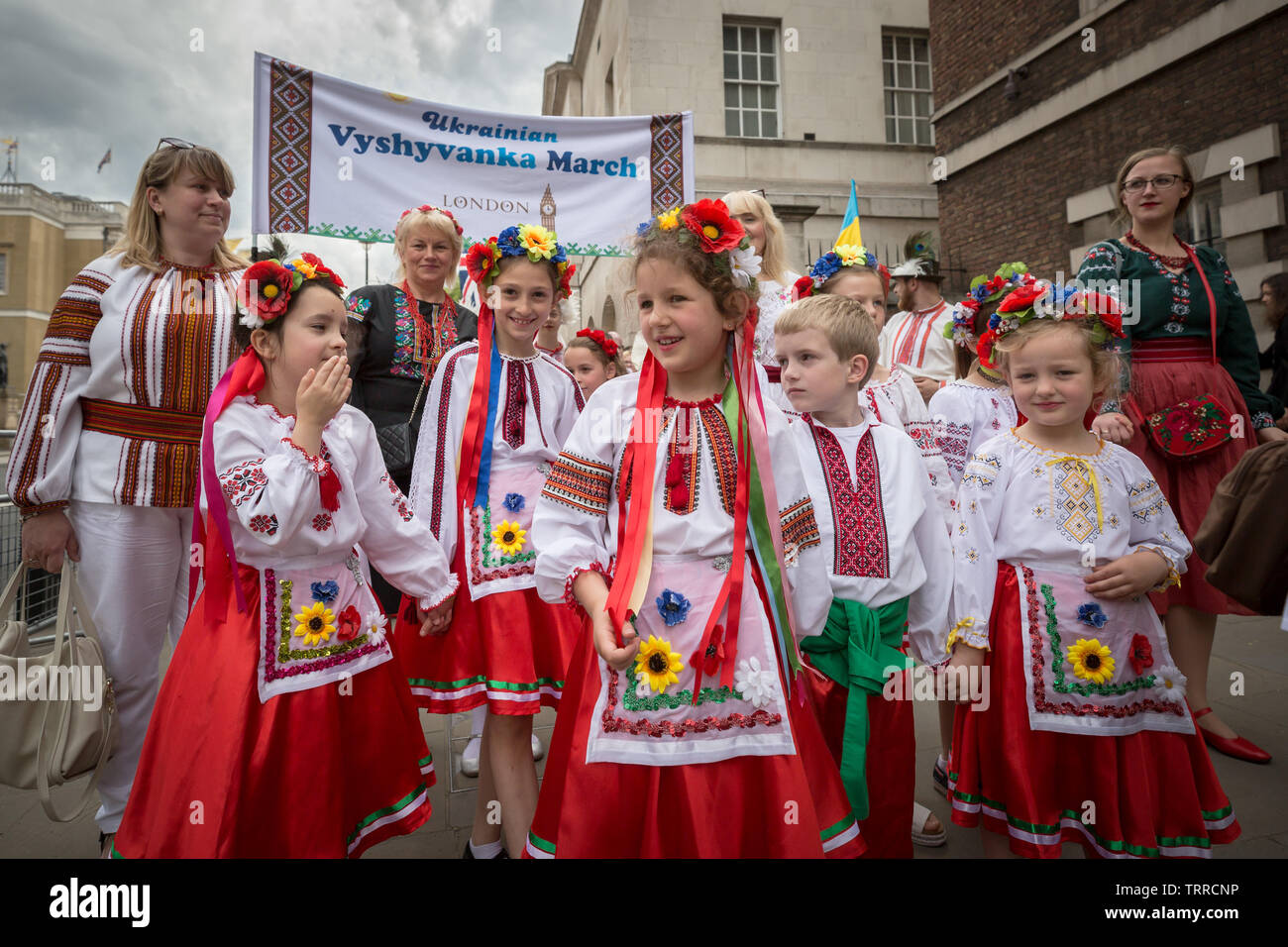 Annuale Vyshyvanka ucraino marzo. British-basato ucraini raccogliere in Whitehall prima marcia attraverso la città indossando il tradizionale abito ricamato - chiamato anche Vyshyvanka. Il tradizionale etnica ucraino abito ricamato dimostra aderenza all'idea di identità nazionale, unità e orgoglioso patriottismo. Londra, Regno Unito. Foto Stock