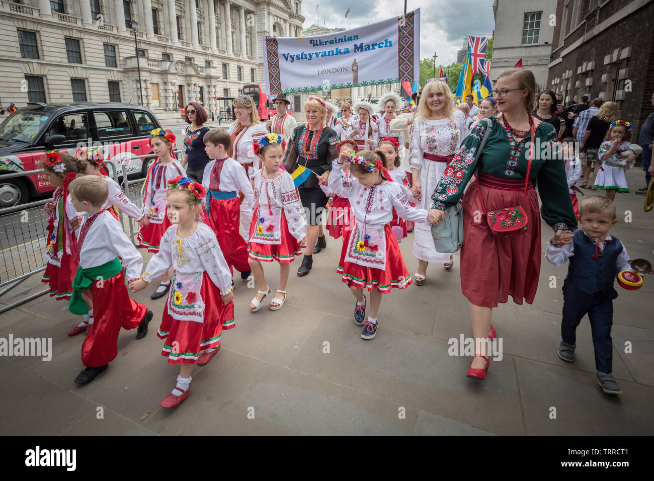 Annuale Vyshyvanka ucraino marzo. British-basato ucraini raccogliere in Whitehall prima marcia attraverso la città indossando il tradizionale abito ricamato - chiamato anche Vyshyvanka. Il tradizionale etnica ucraino abito ricamato dimostra aderenza all'idea di identità nazionale, unità e orgoglioso patriottismo. Londra, Regno Unito. Foto Stock