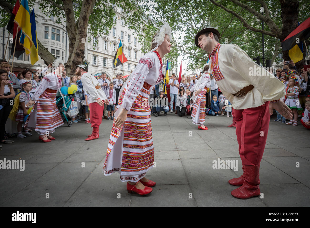 Annuale Vyshyvanka ucraino marzo. British-basato ucraini raccogliere in Whitehall prima marcia attraverso la città indossando il tradizionale abito ricamato - chiamato anche Vyshyvanka. Il tradizionale etnica ucraino abito ricamato dimostra aderenza all'idea di identità nazionale, unità e orgoglioso patriottismo. Londra, Regno Unito. Foto Stock