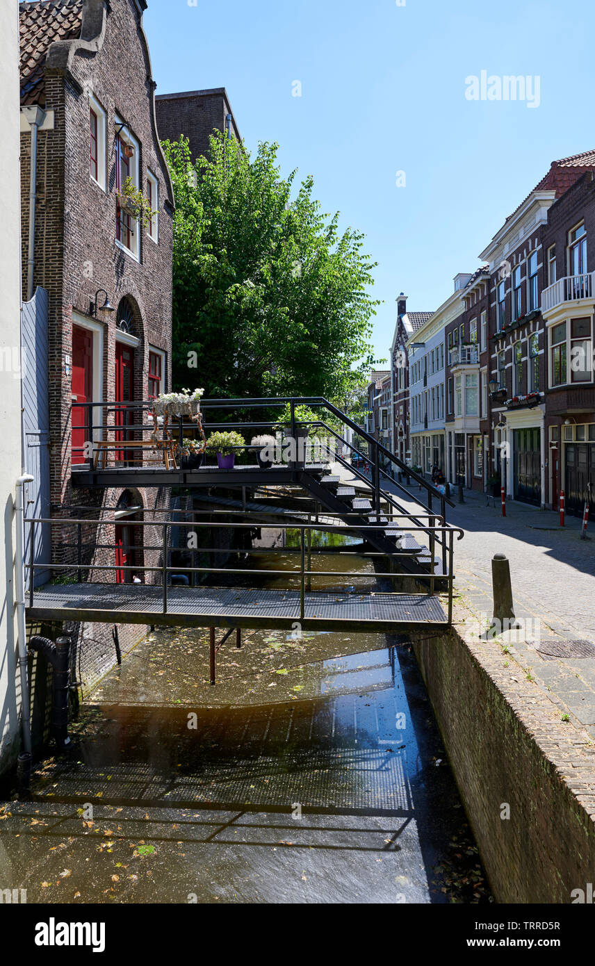 Canal con piccoli ponti nella città olandese Gouda, Paesi Bassi Foto Stock