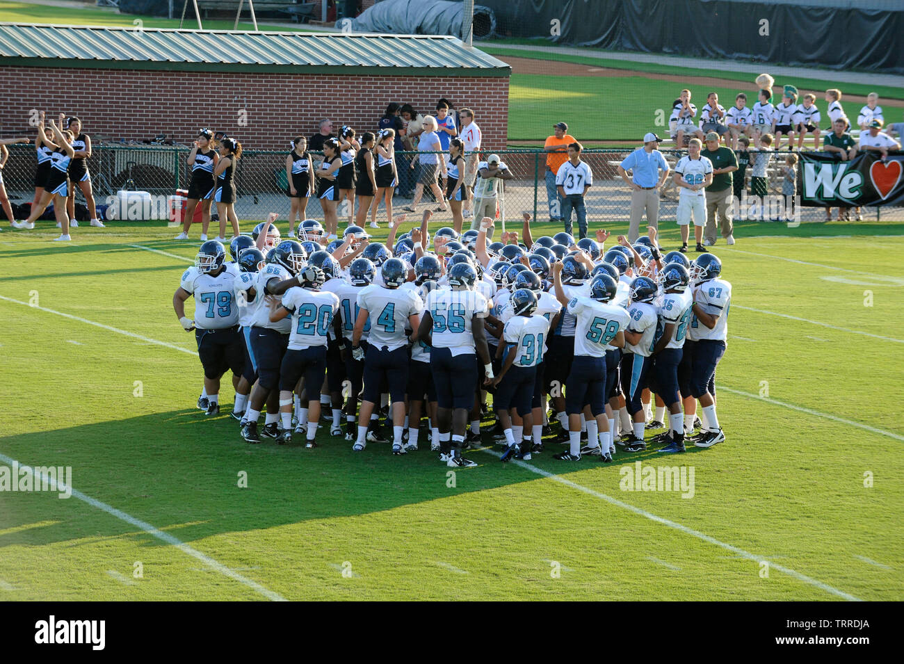Johnson Scuola di Alta gamma squadra di calcio su huddle centrocampo prima di venerdì sera gioco nella contea di Hall, Georgia. Credito Foto: © Billy Grimes/Alamy Foto Stock
