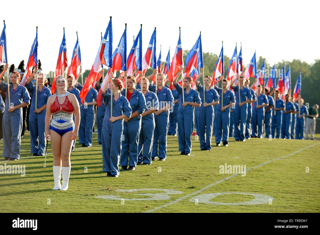 Chestatee High School della bandiera della preformatura corp prima di un venerdì notte del gioco del calcio nella contea di Hall, Georgia, Stati Uniti d'America. Credito Foto: © Billy Grimes/Alamy Foto Stock