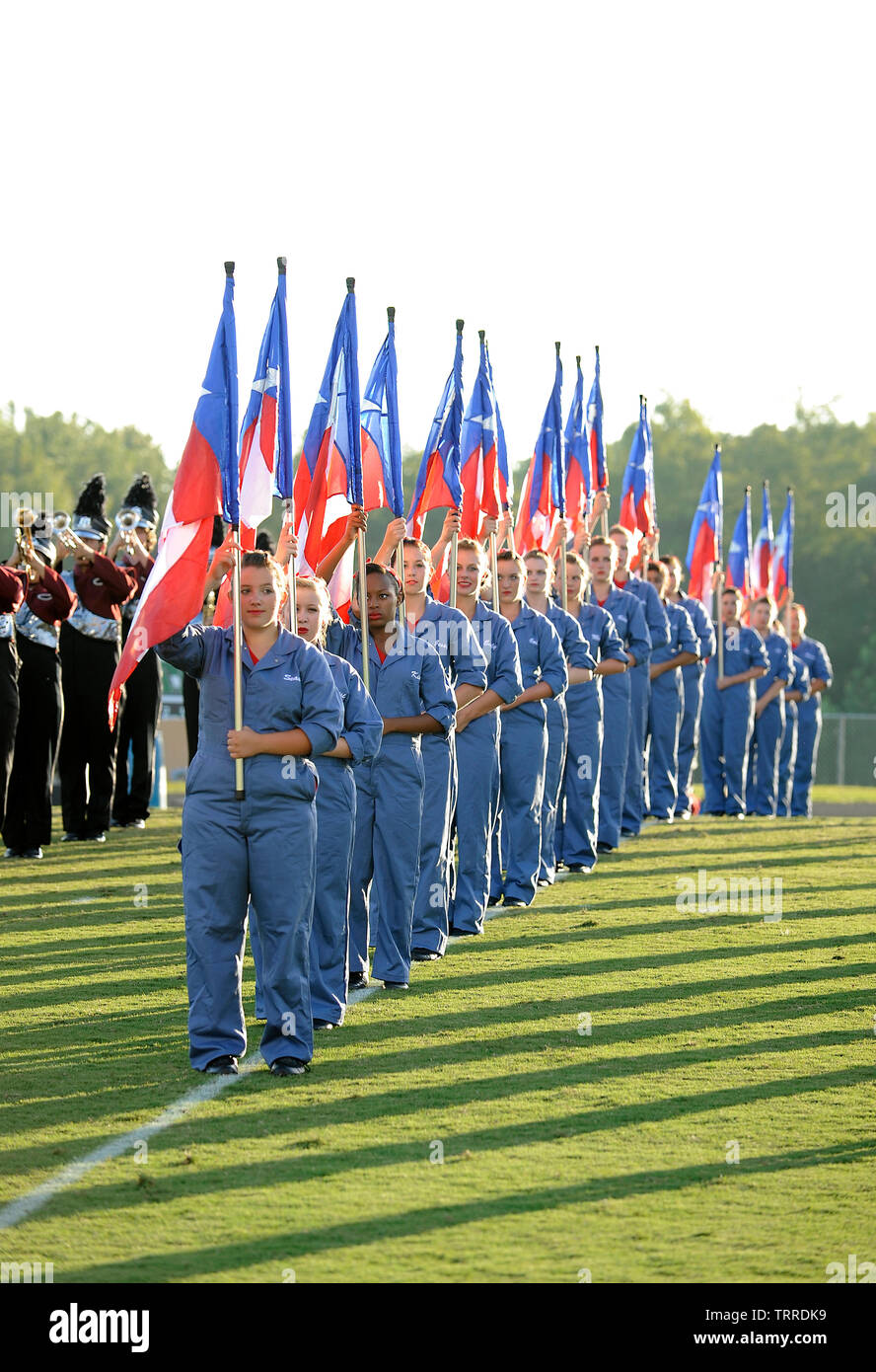 Chestatee High School della bandiera della preformatura corp prima di un venerdì notte del gioco del calcio nella contea di Hall, Georgia, Stati Uniti d'America. Credito Foto: © Billy Grimes/Alamy Foto Stock