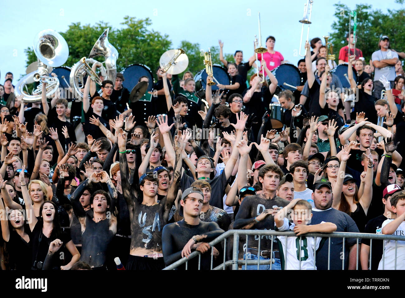North Hall County Georgia gli studenti delle scuole superiori e i membri della band a fare il tifo per i loro trojan squadra di calcio. Credito Foto: © Billy Grimes/Alamy.com Foto Stock