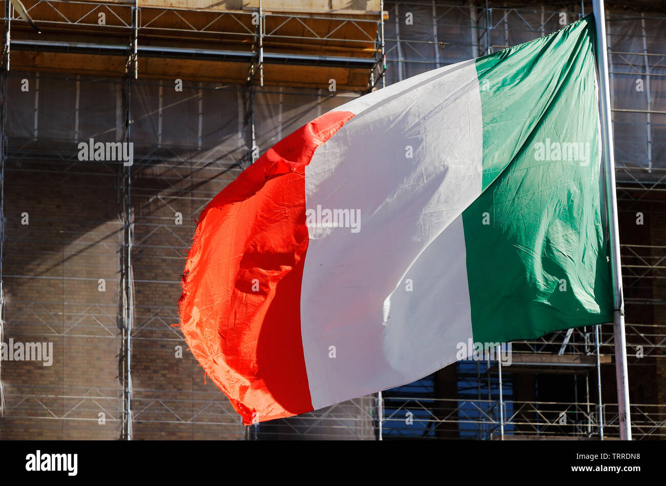 Bandiera italiana di fronte un ponteggio edificio coperto. Foto Stock