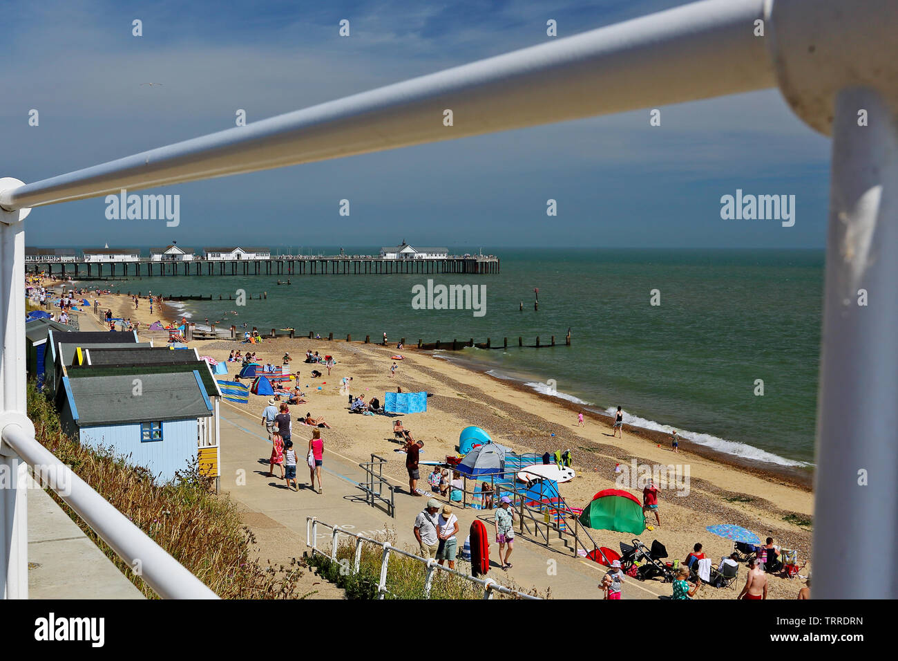 Una vista dalla passeggiata a Southwold, Suffolk, Regno Unito, guardando verso il basso oltre la spiaggia e il Mare del Nord. Foto Stock