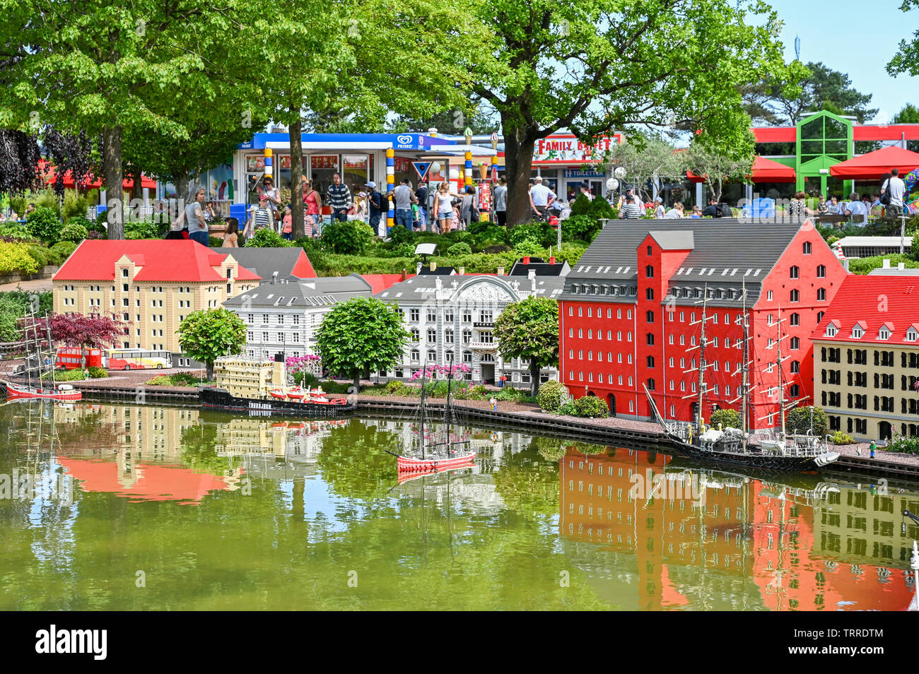 Legoland a Billund in Danimarca. Questo parco tematico per famiglie aperto  nel 1968 ed è costruito da 65 milioni di mattoncini LEGO Foto stock - Alamy