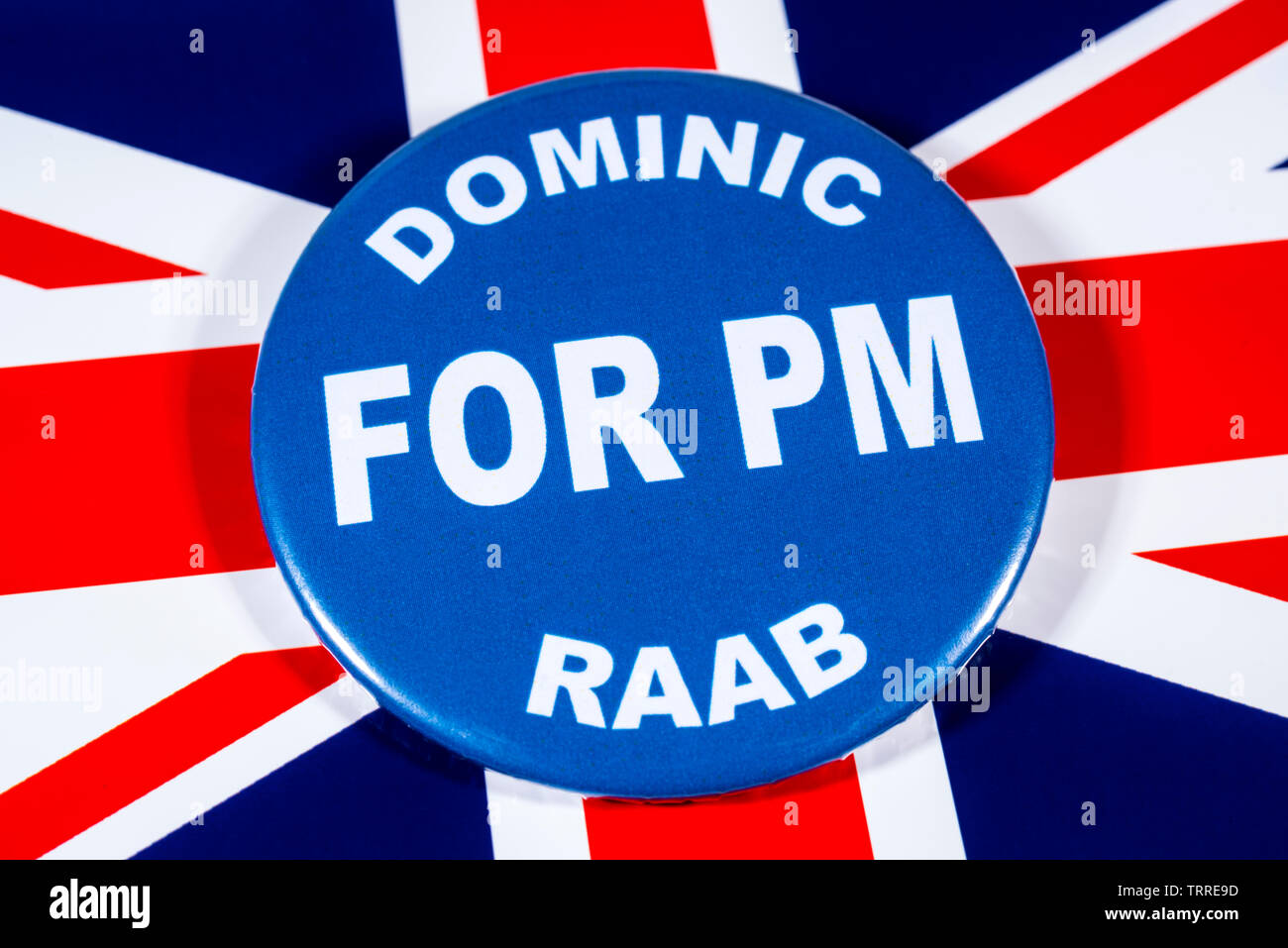 London, Regno Unito - 29 Maggio 2019: un badge con Dominic Raab per il primo ministro, nella foto sopra la bandiera del Regno Unito. Dominic Raab è uno dei co Foto Stock