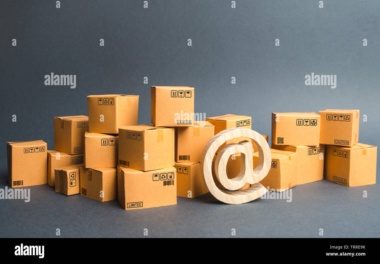 Un sacco di scatole e simbolo di e-mail, commerciale a. shopping online. Sviluppo della rete Internet commercio, servizi pubblicitari. L'E-commerce. Le vendite di buona Foto Stock