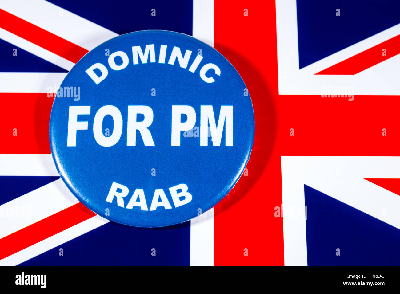 London, Regno Unito - 29 Maggio 2019: un badge con Dominic Raab per il primo ministro, nella foto sopra la bandiera del Regno Unito. Dominic Raab è uno dei co Foto Stock