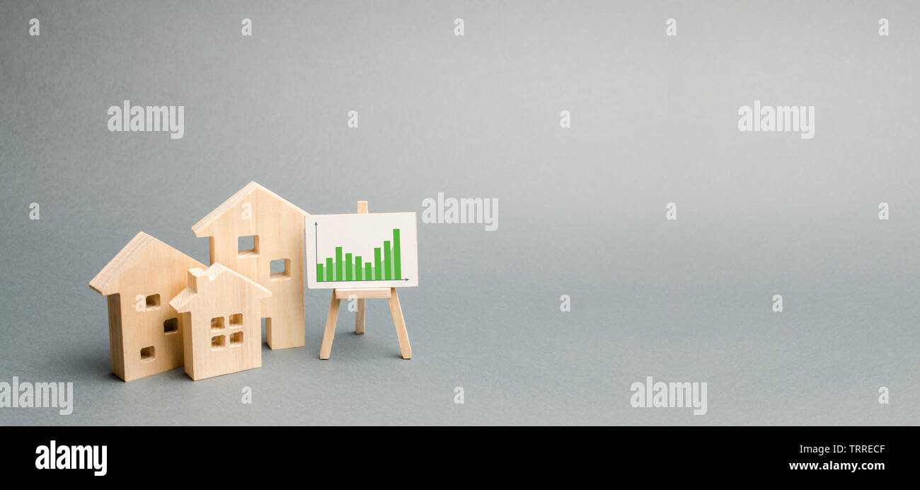 Case di legno con un supporto di grafica e di informazioni. La crescente domanda di alloggiamento e immobiliare. la crescita della città e la sua popolazione. Investimenti Foto Stock