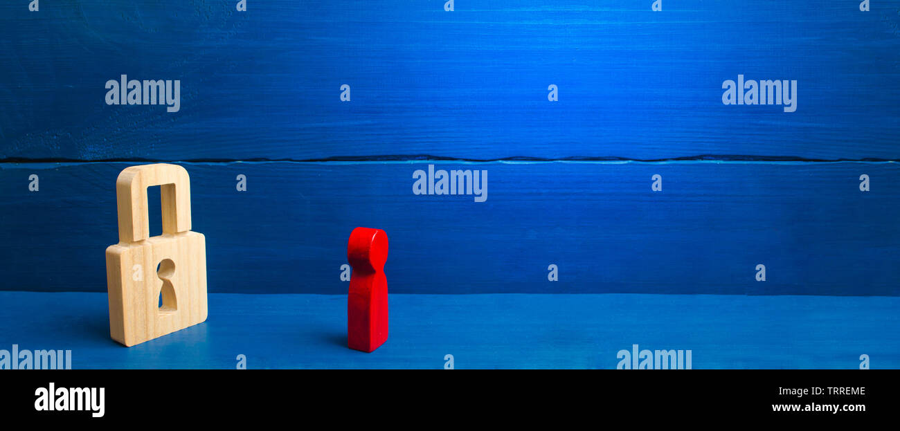 Un rosso la figura di un uomo guarda un lucchetto. Informazioni, ingresso. concetto della conservazione dei segreti, informazioni e valori. Protezione dei dati di un Foto Stock