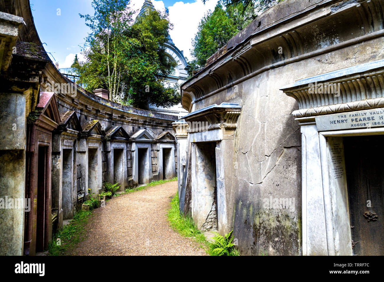 Egiziano e di stile classico fila di tombe nel cerchio del Libano a Highgate West cimitero, London, Regno Unito Foto Stock