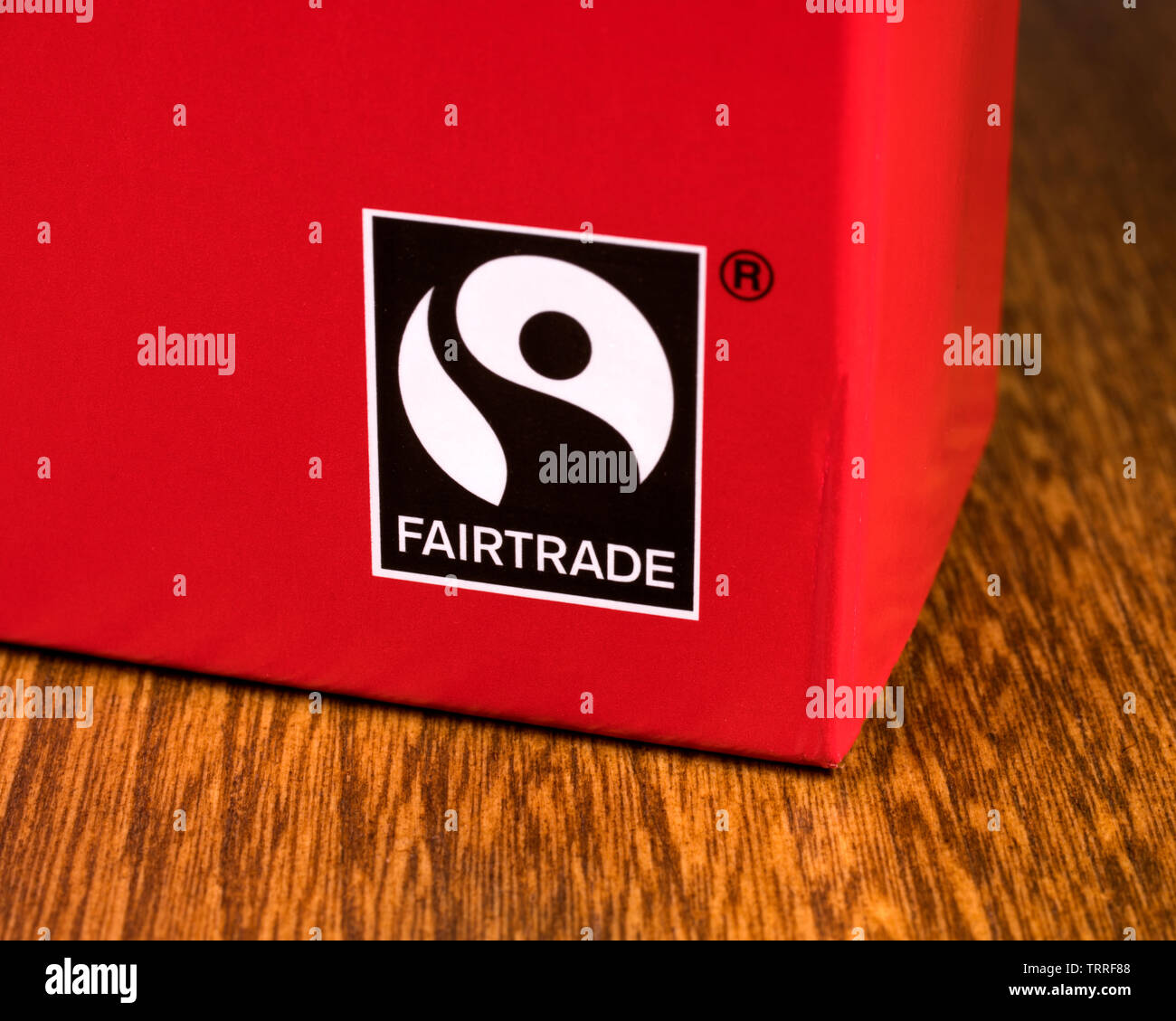 London, Regno Unito - 11 Giugno 2019: un close-up della certificazione Fairtrade simbolo sulla confezione di un prodotto alimentare. Foto Stock