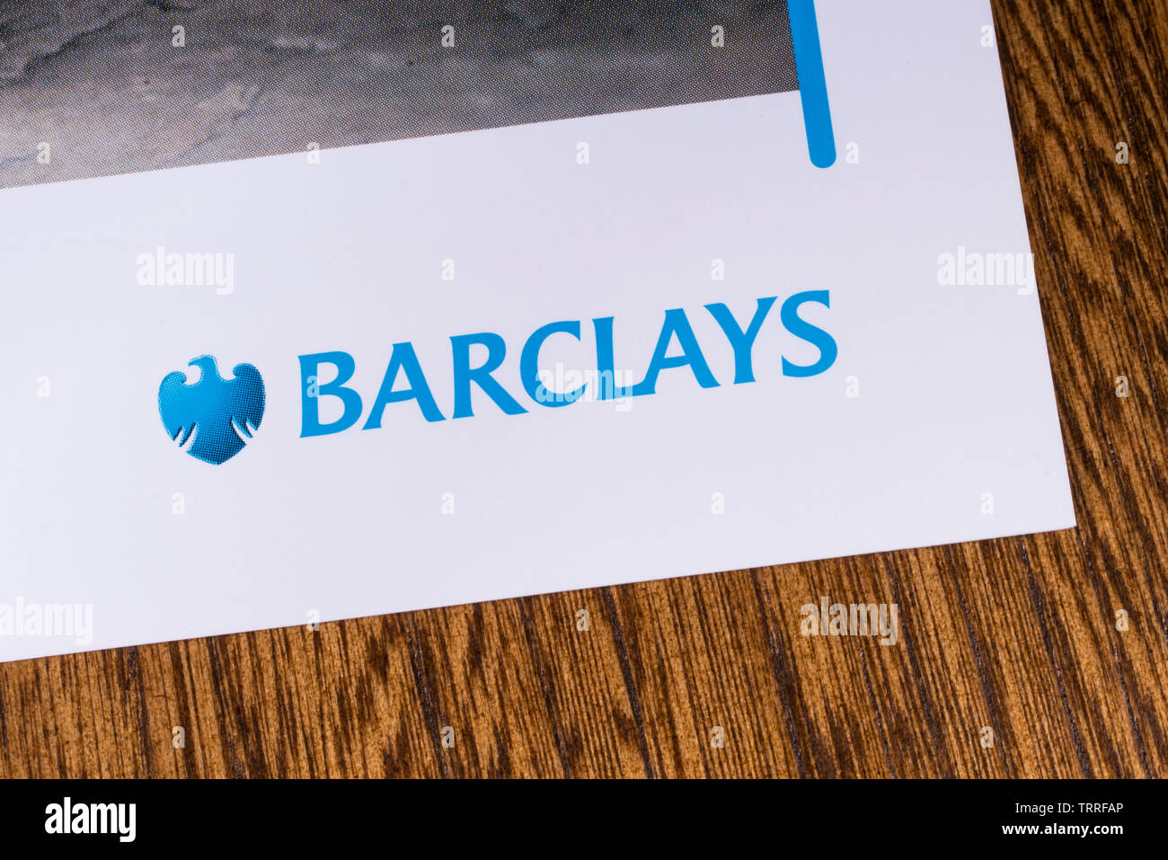 London, Regno Unito - 11 Giugno 2019: un close-up della Barclays Bank logo, raffigurato su un foglietto informativo. Foto Stock
