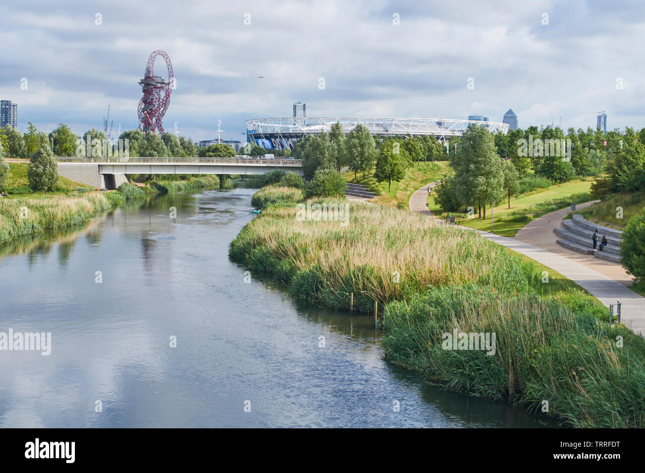 I parchi del Nord di Londra Olympic Park, guardando lungo il fiume Lea verso la London Stadium e il ArcelorMittal Orbit Foto Stock
