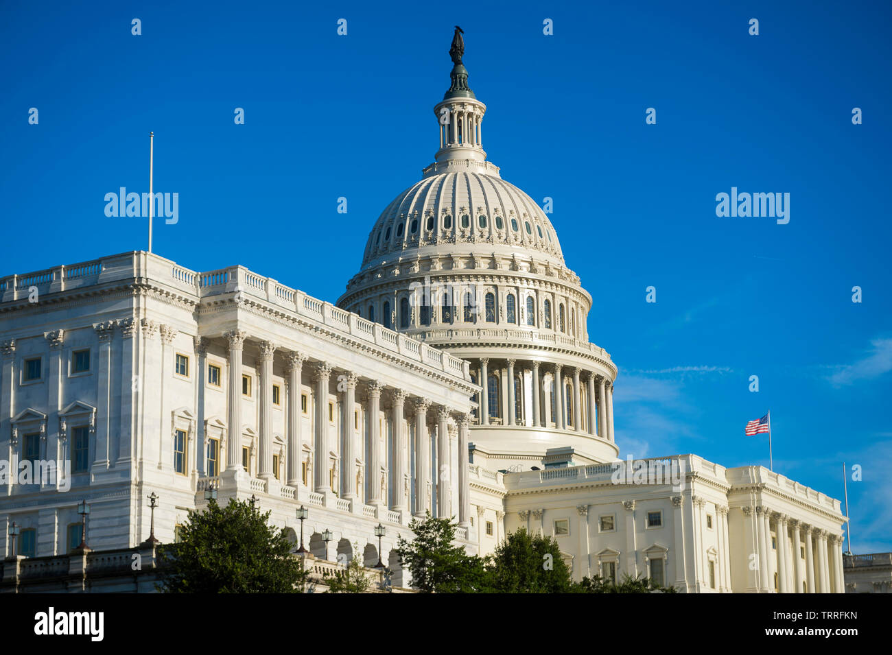 Scenic blue sky vista della cupola della US Capitol Building in bright sole del pomeriggio a Washington DC, Stati Uniti d'America Foto Stock