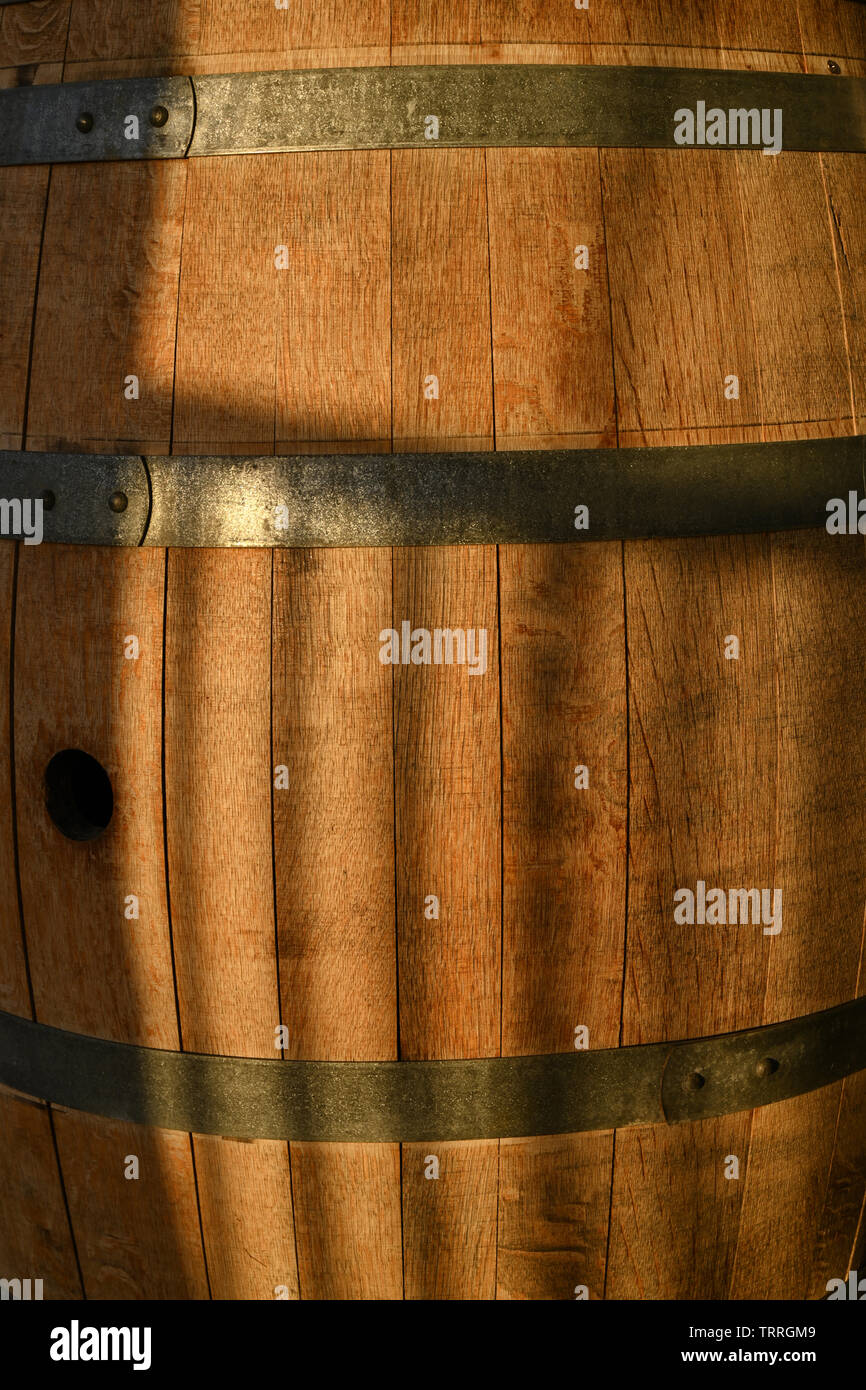 Ombre sulla botte di vino, fine luce. Foto Stock