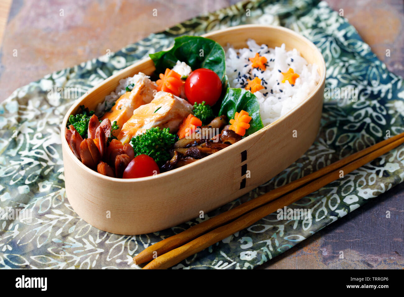 Stile giapponese bento scatola di pranzo con pollo, riso e verdure Foto Stock