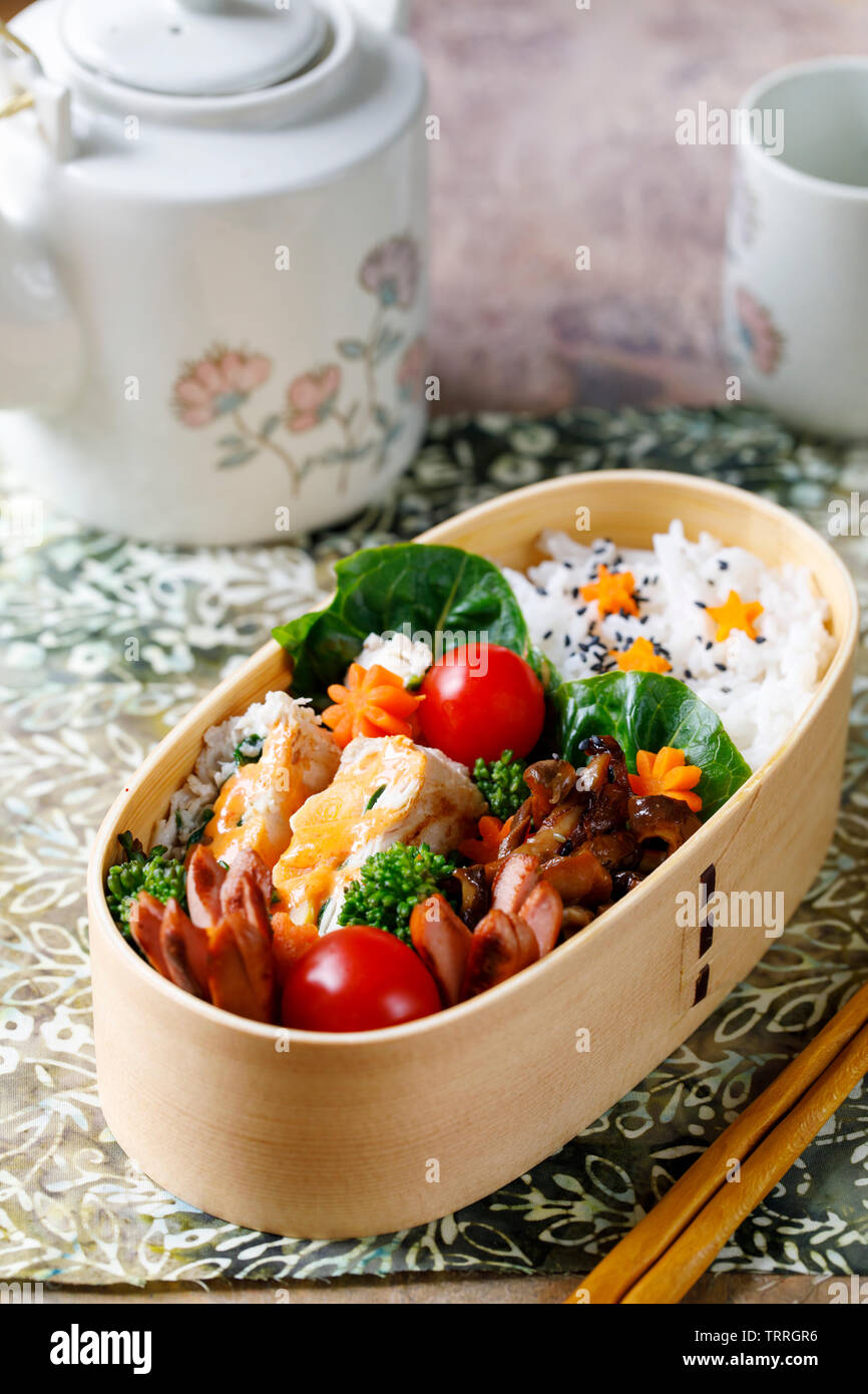 Stile giapponese bento scatola di pranzo con pollo, riso e verdure Foto Stock