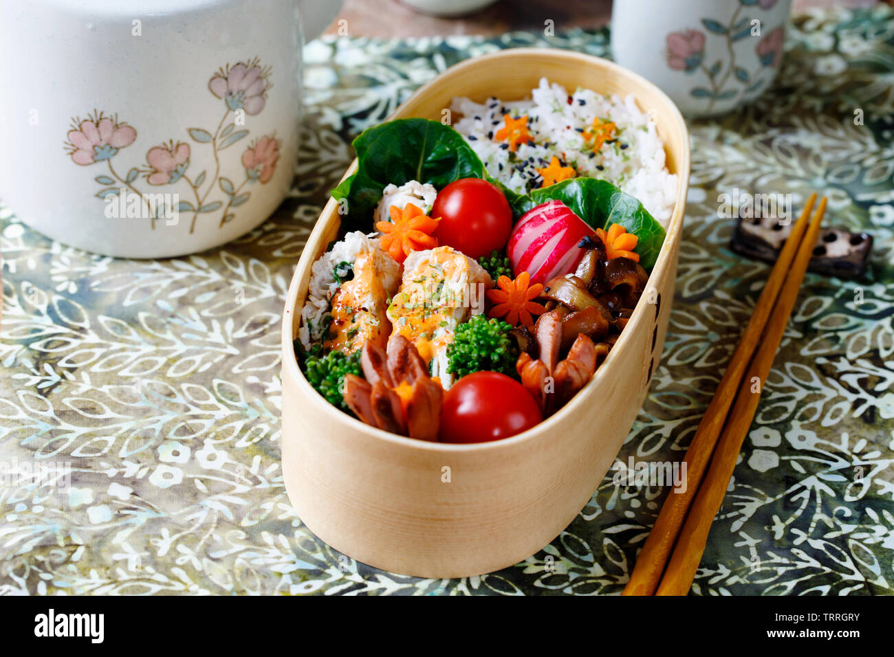 Stile giapponese bento scatola di pranzo con pollo, riso e verdure Foto Stock