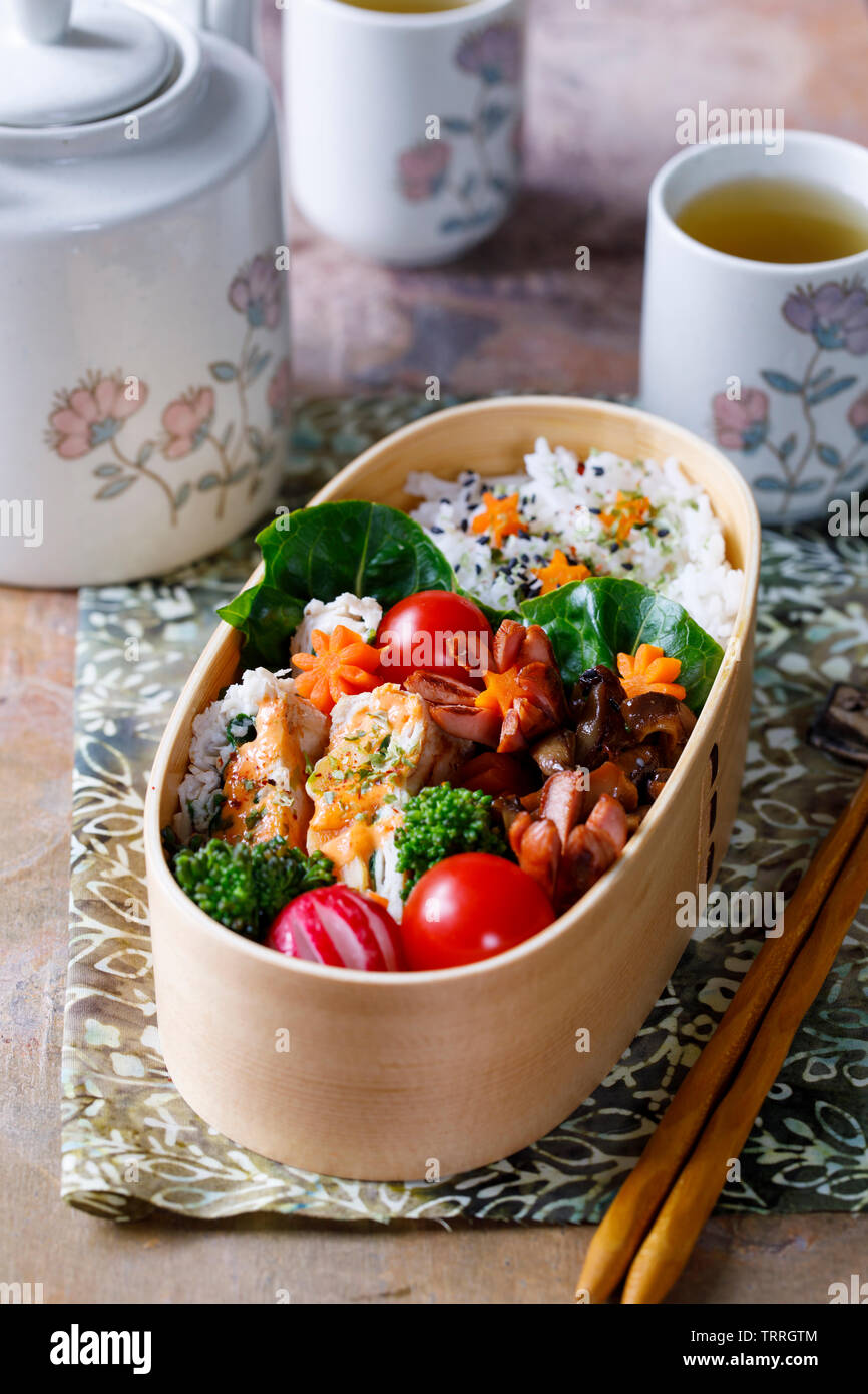 Stile giapponese bento scatola di pranzo con pollo, riso e verdure Foto Stock