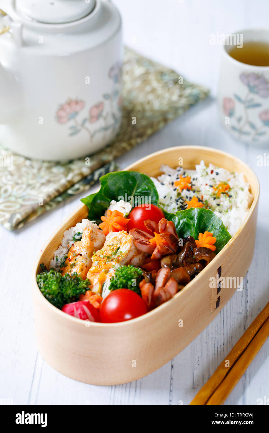 Stile giapponese bento scatola di pranzo con pollo, riso e verdure Foto Stock