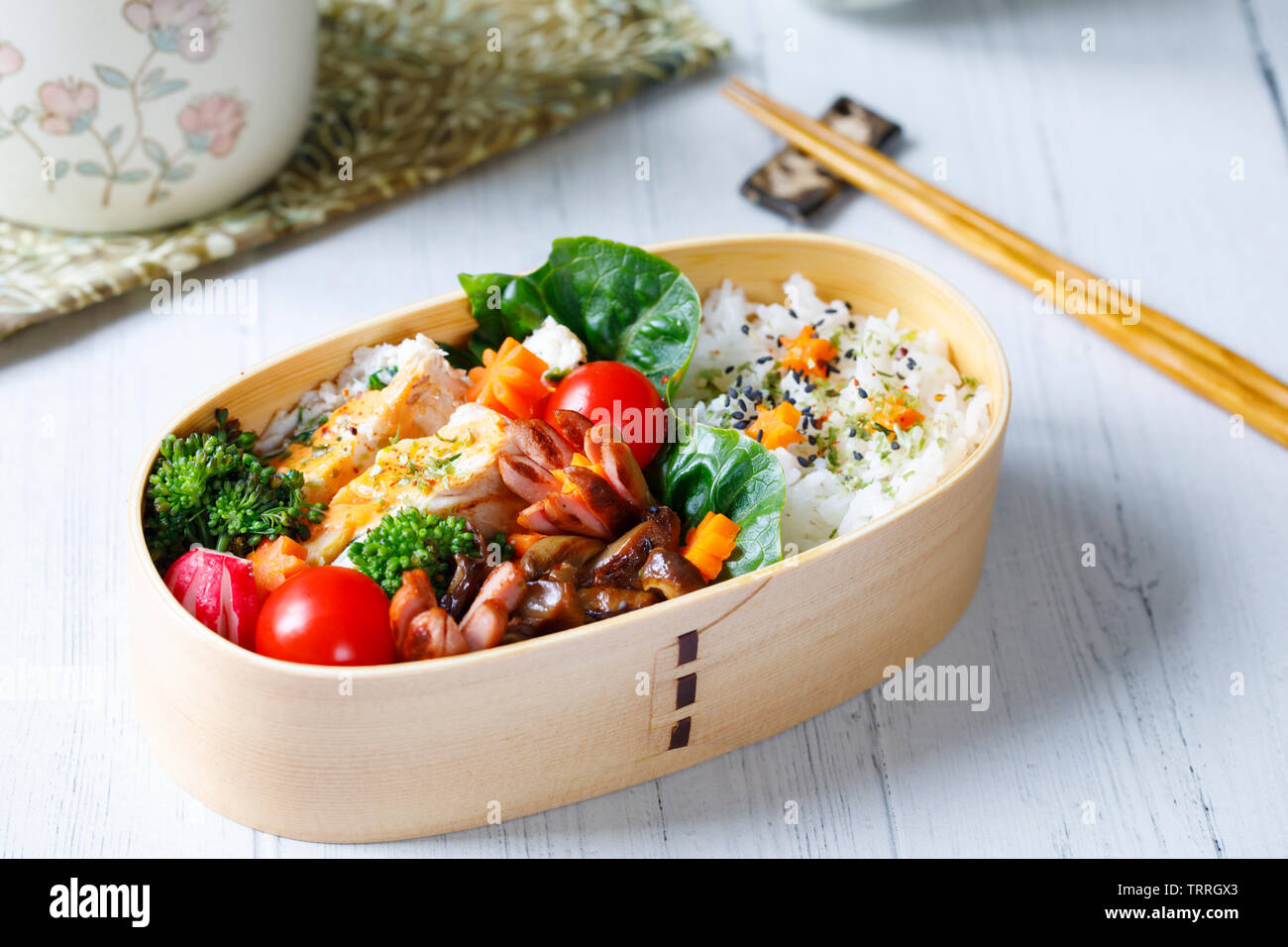 Stile giapponese bento scatola di pranzo con pollo, riso e verdure Foto Stock