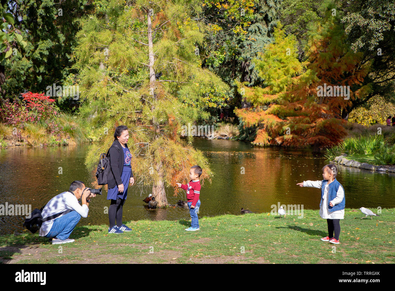 Christchurch, Canterbury, Nuova Zelanda 27 Aprile 2019: Famiglie esplorare e giocare nel giardino botanico in Christchurch city centre Foto Stock