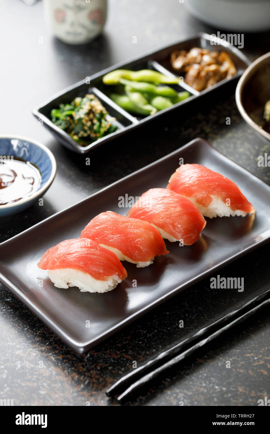 Pranzo Giapponese con sushi e verdure Foto Stock