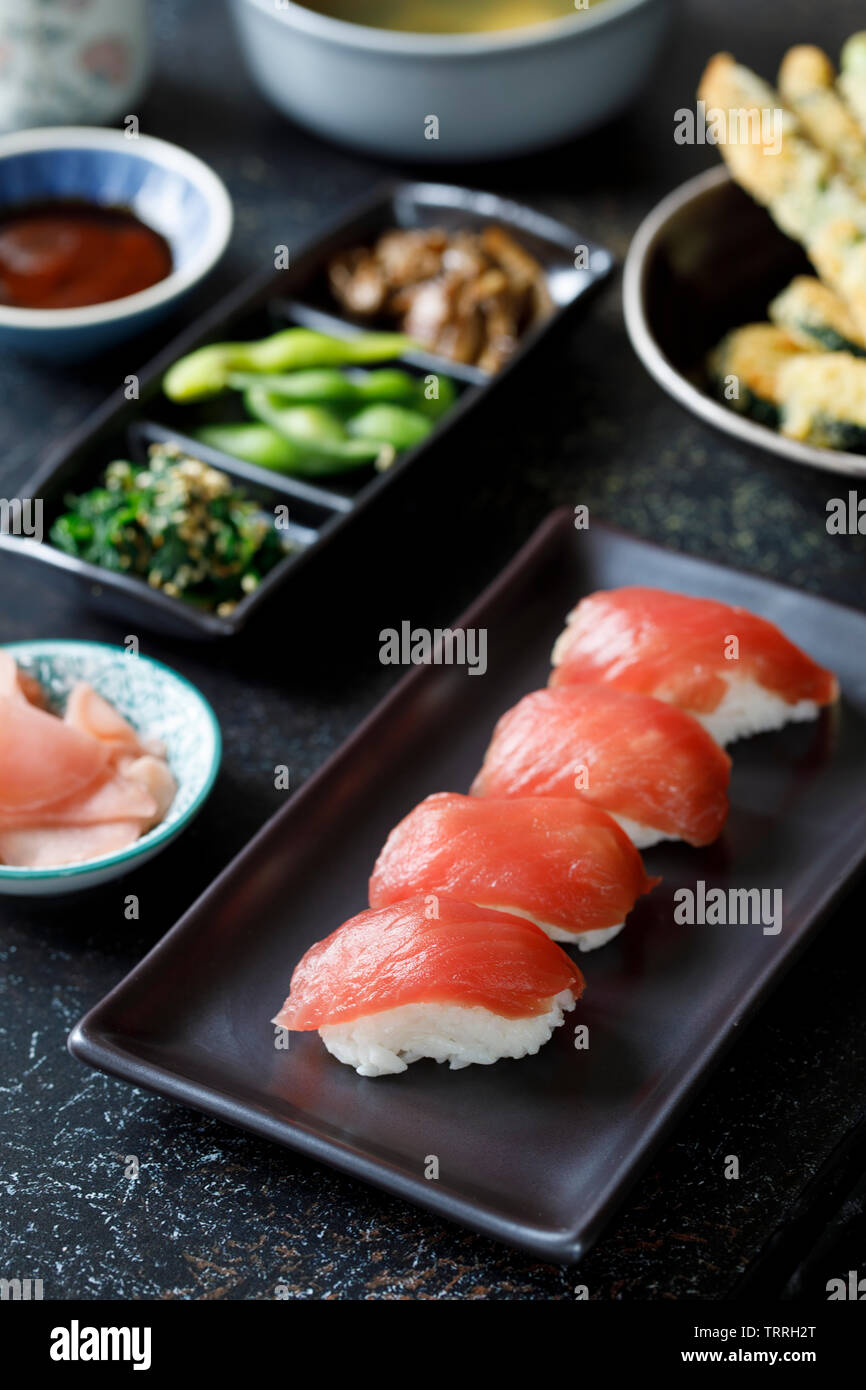 Pranzo Giapponese con sushi e verdure Foto Stock