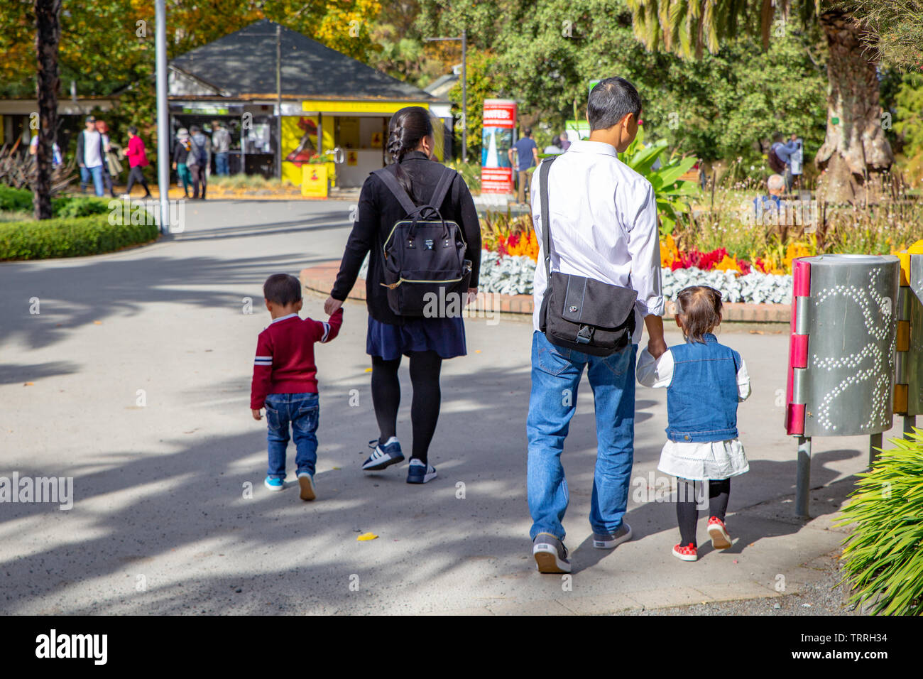 Christchurch, Canterbury, Nuova Zelanda 27 Aprile 2019: Una famiglia asiatica in vacanza Passeggiate nei Giardini Botanici in autunno Foto Stock