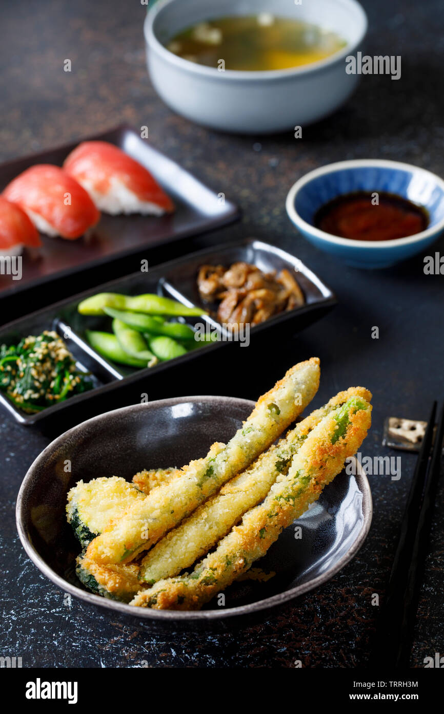 Pranzo Giapponese con sushi e verdure Foto Stock
