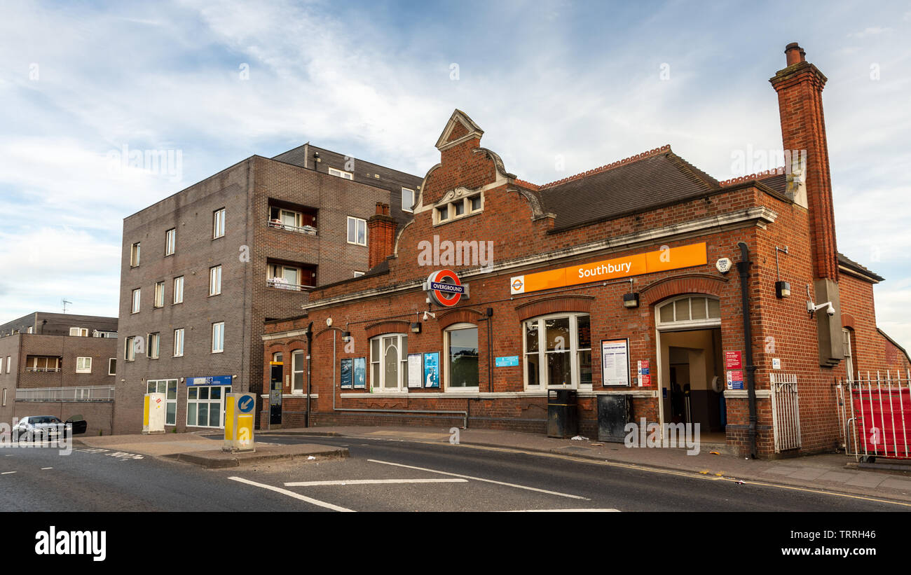 London, England, Regno Unito - 1 Giugno 2019: costruire nuovi edifici di appartamenti sorgono alle spalle Southbury London Overground stazione ferroviaria nel nord di Londra sobborghi. Foto Stock