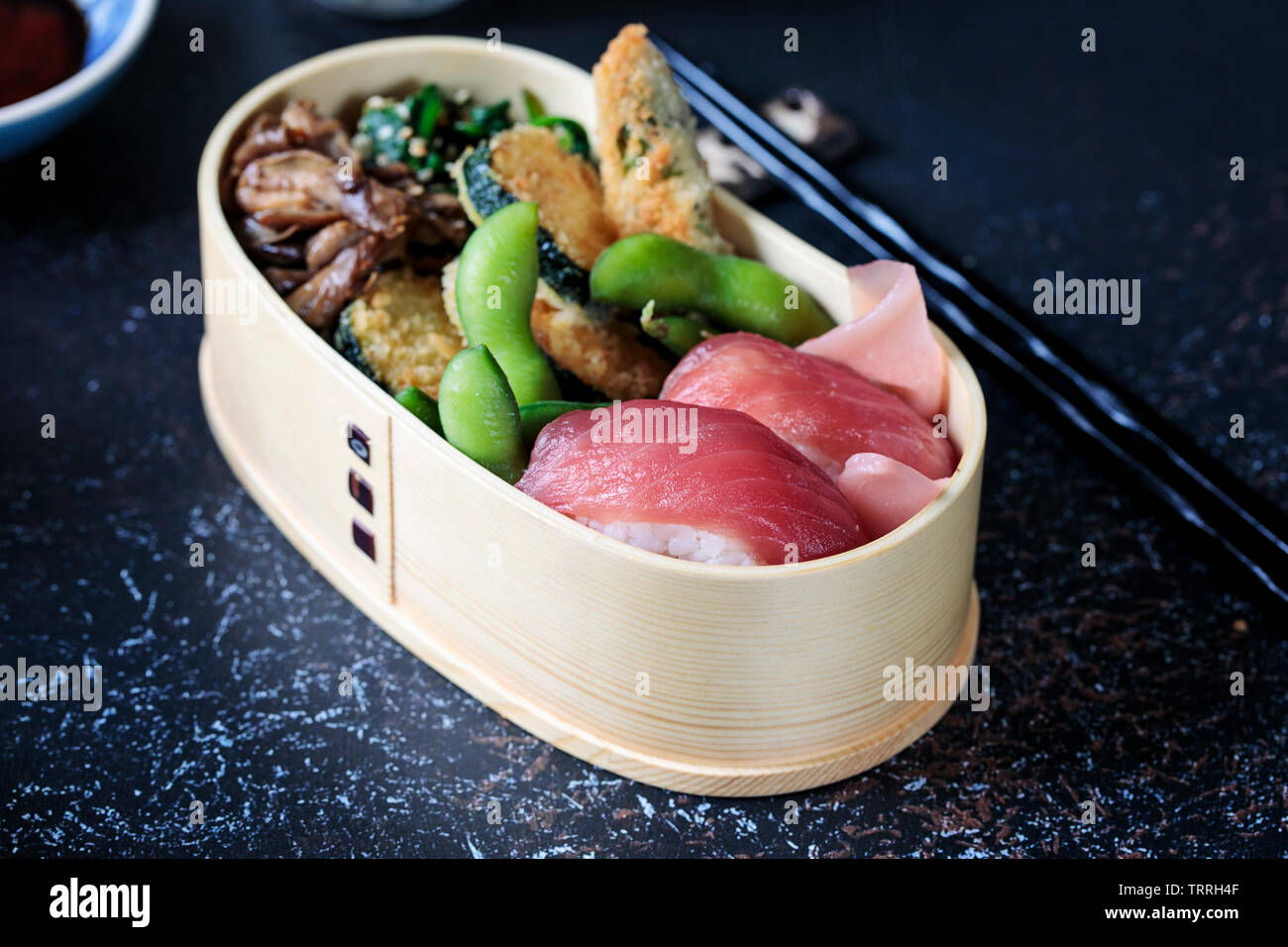 Bento giapponese Casella pranzo con sushi e verdure Foto Stock