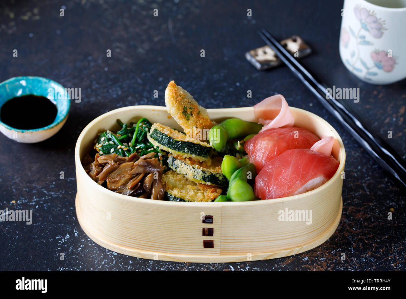 Bento giapponese Casella pranzo con sushi e verdure Foto Stock