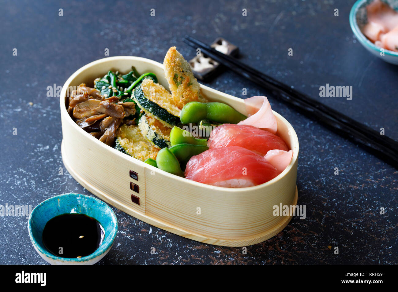 Bento giapponese Casella pranzo con sushi e verdure Foto Stock